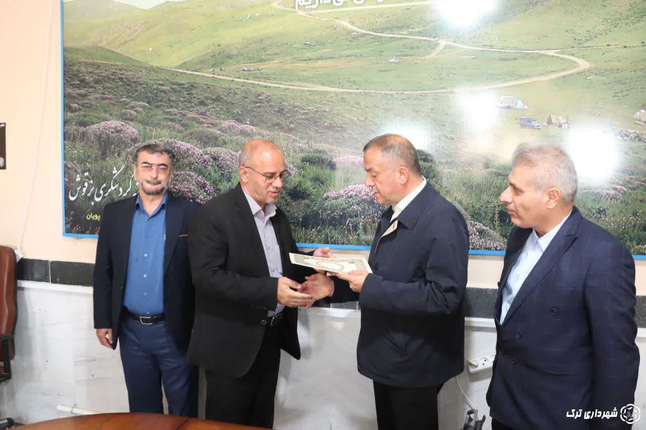 خرده فروش ،سرپرست شهرداری ترک شد